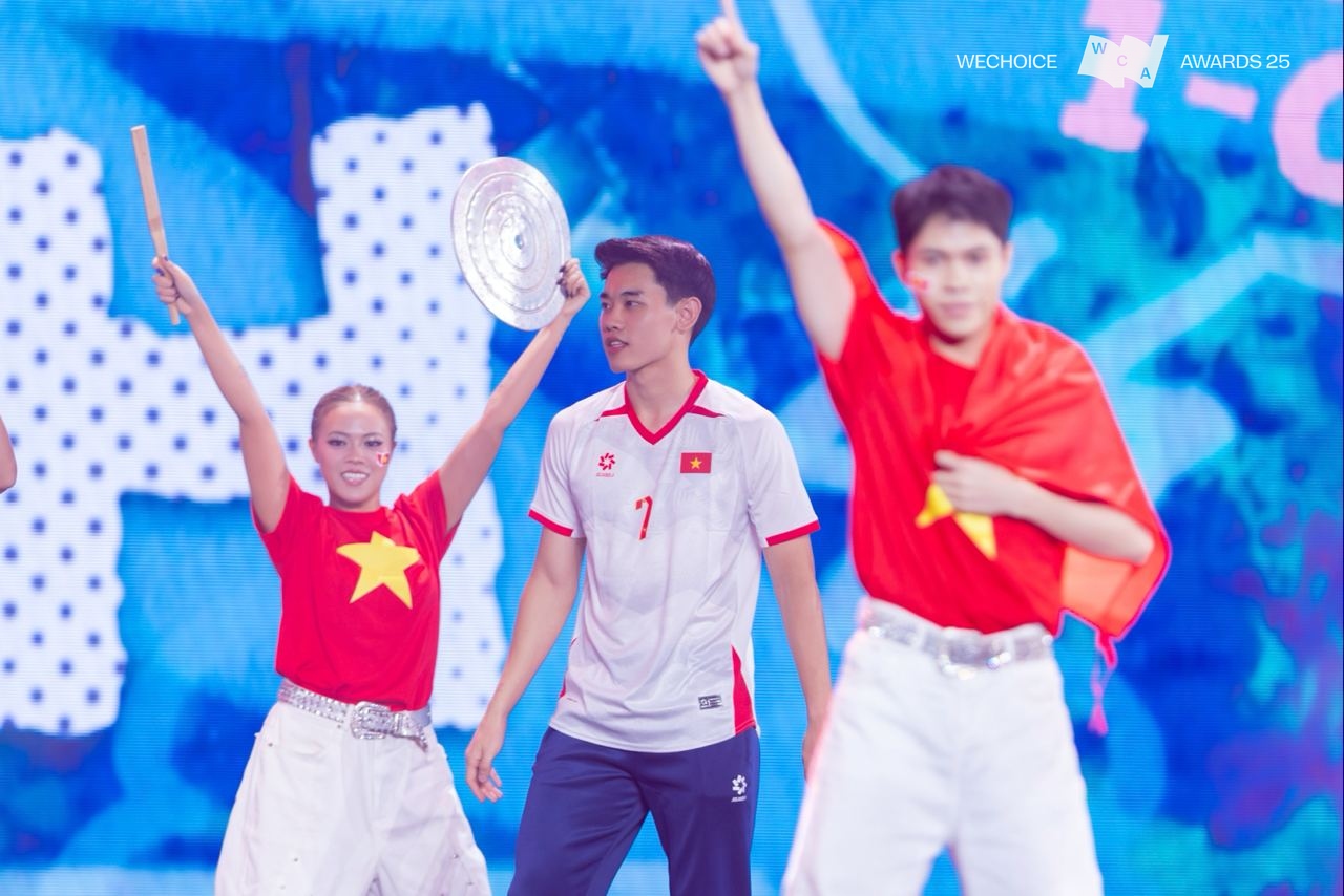 BLV Tạ Bi&ecirc;n Cương l&agrave;m thơ tại WeChoice Awards: 