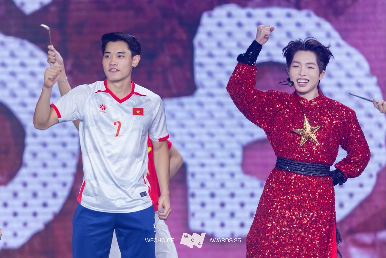 Đ&igrave;nh Bắc chạy tới &ocirc;m Ho&agrave; Minzy, t&igrave;nh cảm dạt d&agrave;o ở WeChoice Awards 2025- Ảnh 3.