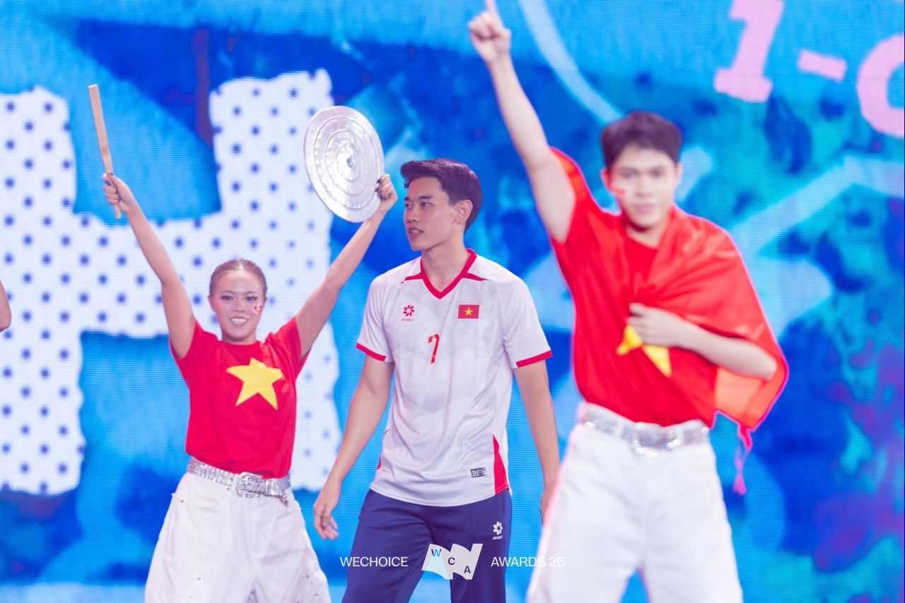 Đ&igrave;nh Bắc chạy tới &ocirc;m Ho&agrave; Minzy, t&igrave;nh cảm dạt d&agrave;o ở WeChoice Awards 2025- Ảnh 4.