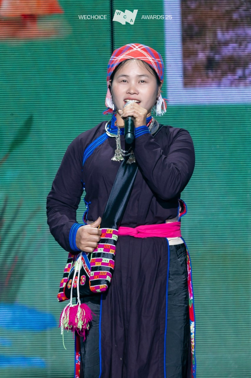 Chị V&agrave;ng Thị Th&ocirc;ng - người phụ nữ hạnh ph&uacute;c nhất Gala WeChoice: C&oacute; cả gia đ&igrave;nh đồng h&agrave;nh &ldquo;xuống xu&ocirc;i&rdquo;, được chồng thả tim li&ecirc;n tục- Ảnh 7.