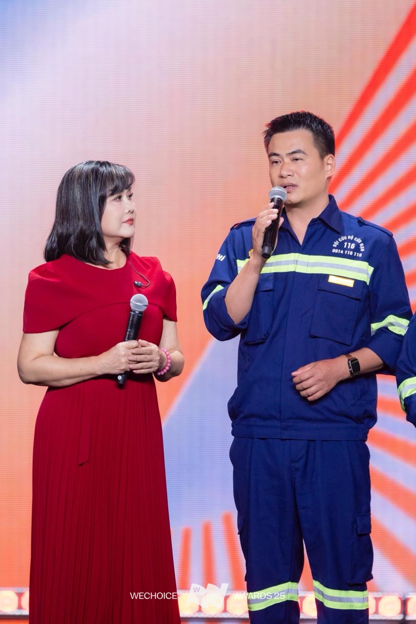 Đội cứu hộ 116 chia sẻ h&agrave;nh tr&igrave;nh x&uacute;c động tại Gala WeChoice 2025: "T&ocirc;i cũng từng bị ch&igrave;m ở biển"- Ảnh 3.