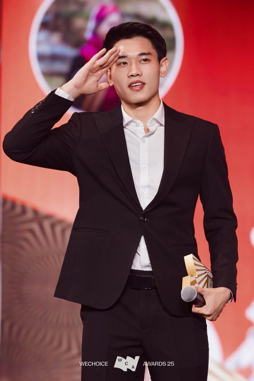 Trọn vẹn trường đoạn x&uacute;c động nhất tại Gala WeChoice 2025: Lần đầu ti&ecirc;n, c&acirc;u chuyện của 21 đề cử Truyền cảm hứng được kể theo c&aacute;ch n&agrave;y!- Ảnh 24.