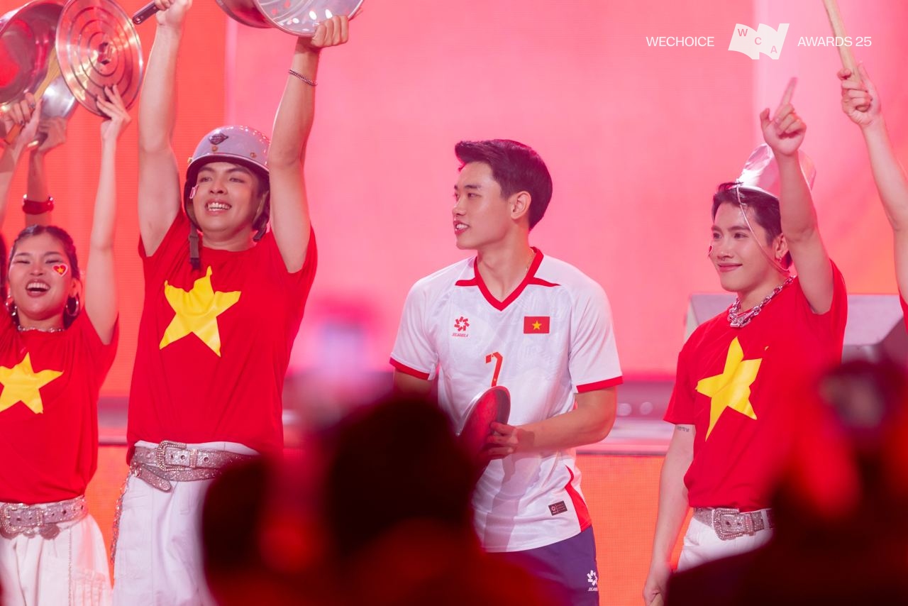 BLV Tạ Bi&ecirc;n Cương l&agrave;m thơ tại WeChoice Awards: 