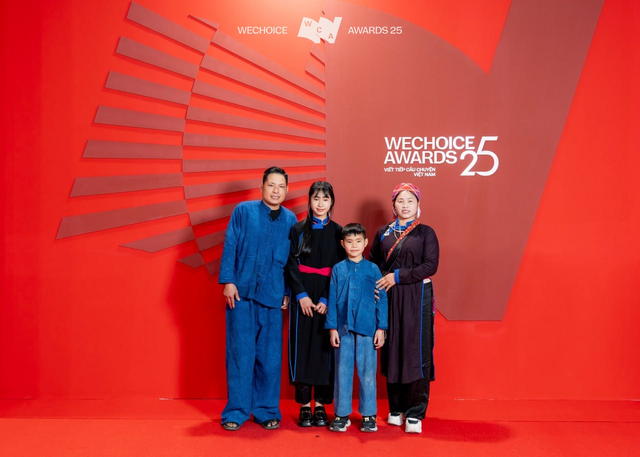 Chị V&agrave;ng Thị Th&ocirc;ng - người phụ nữ hạnh ph&uacute;c nhất Gala WeChoice: C&oacute; cả gia đ&igrave;nh đồng h&agrave;nh &ldquo;xuống xu&ocirc;i&rdquo;, được chồng thả tim li&ecirc;n tục- Ảnh 3.