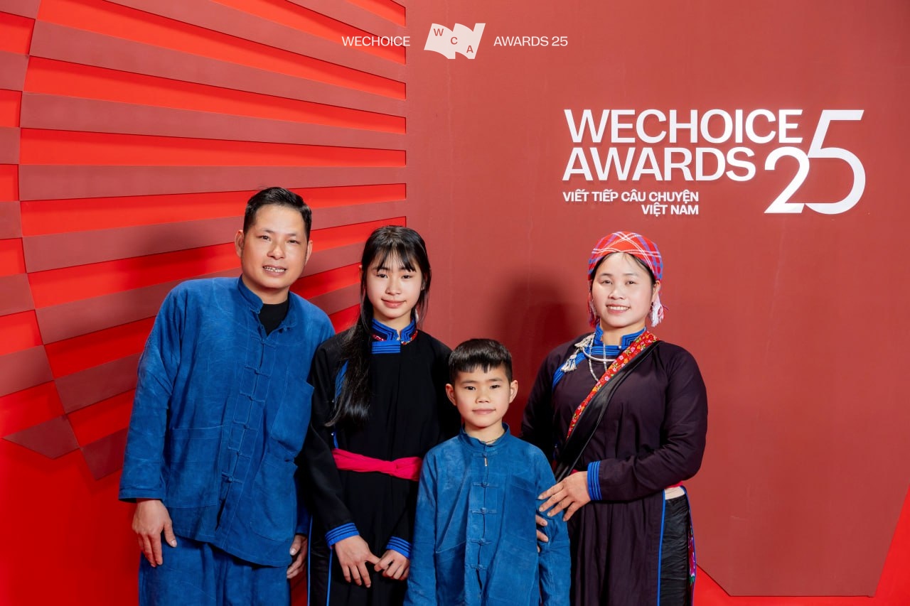 Chị V&agrave;ng Thị Th&ocirc;ng - người phụ nữ hạnh ph&uacute;c nhất Gala WeChoice: C&oacute; cả gia đ&igrave;nh đồng h&agrave;nh &ldquo;xuống xu&ocirc;i&rdquo;, được chồng thả tim li&ecirc;n tục- Ảnh 2.