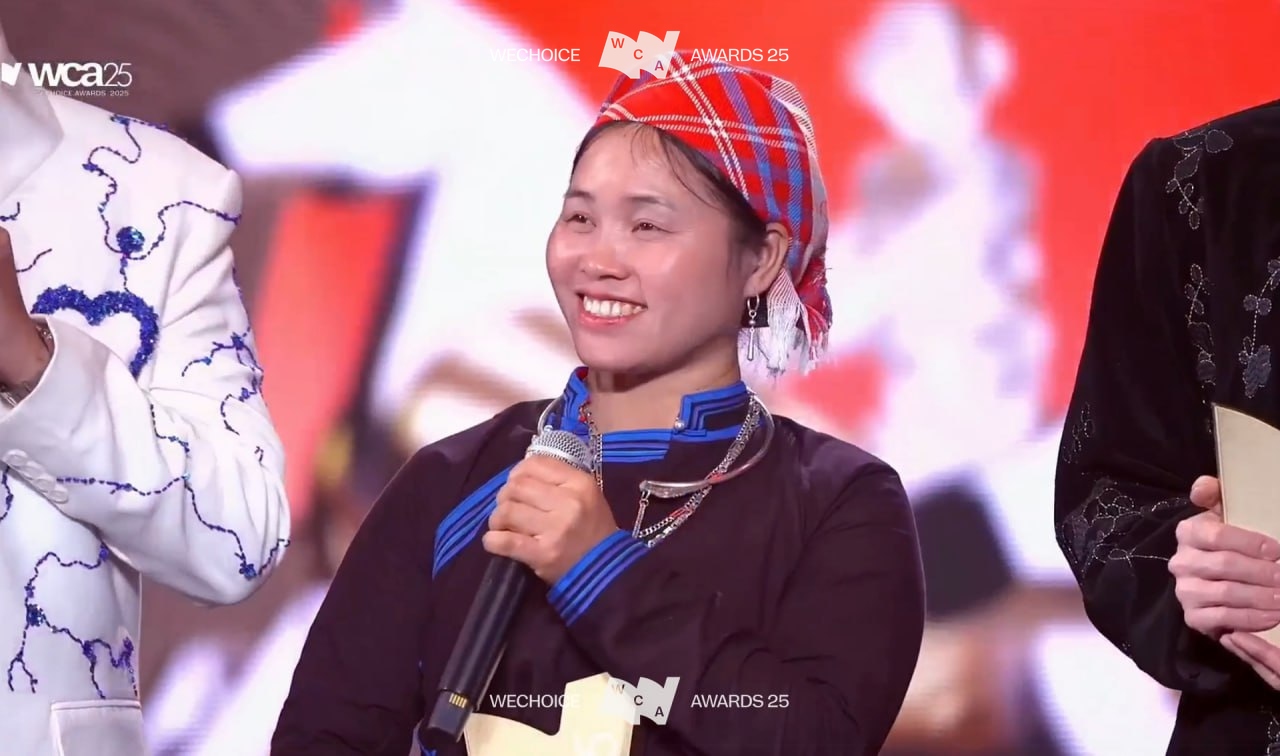 Chị V&agrave;ng Thị Th&ocirc;ng - người phụ nữ hạnh ph&uacute;c nhất Gala WeChoice: C&oacute; cả gia đ&igrave;nh đồng h&agrave;nh &ldquo;xuống xu&ocirc;i&rdquo;, được chồng thả tim li&ecirc;n tục- Ảnh 4.