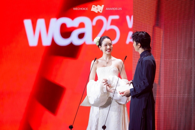 Khung h&igrave;nh đọ sắc đỉnh nhất WeChoice Awards 2025: Thanh Thuỷ v&agrave; Thu&yacute; Ng&acirc;n bất ph&acirc;n thắng bại- Ảnh 5.