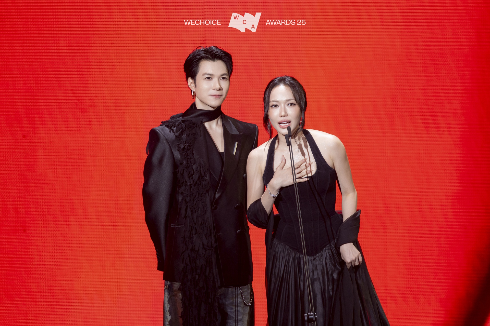 Anh T&uacute; v&agrave; Diệu Nhi kh&ocirc;ng rời nửa bước tại thảm đỏ WeChoice Awadrs, gấp đ&ocirc;i visual ho&aacute; ra l&agrave; thế n&agrave;y!- Ảnh 9.