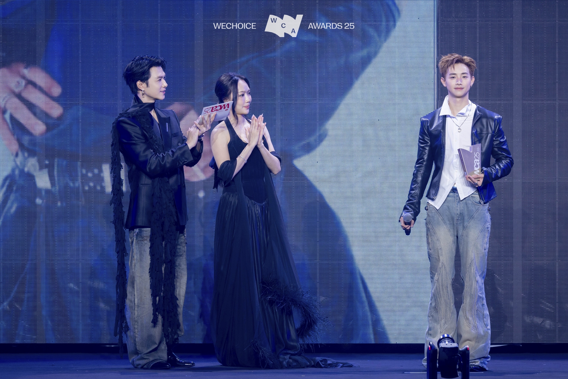 Anh T&uacute; v&agrave; Diệu Nhi kh&ocirc;ng rời nửa bước tại thảm đỏ WeChoice Awadrs, gấp đ&ocirc;i visual ho&aacute; ra l&agrave; thế n&agrave;y!- Ảnh 10.