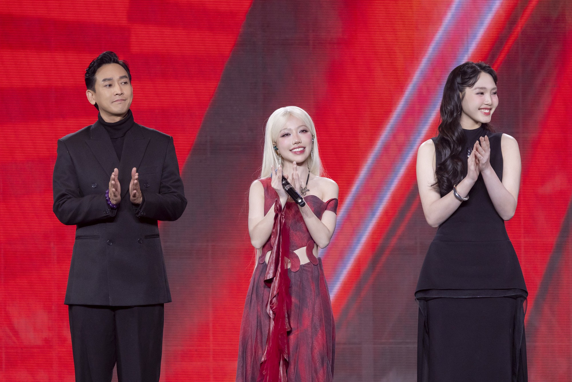 Cặp sao Việt lệch nhau 29 tuổi vẫn đẹp đ&ocirc;i đi&ecirc;n đảo, nh&igrave;n nhau nửa gi&acirc;y cũng đủ viết 1000 trang ng&ocirc;n t&igrave;nh- Ảnh 5.