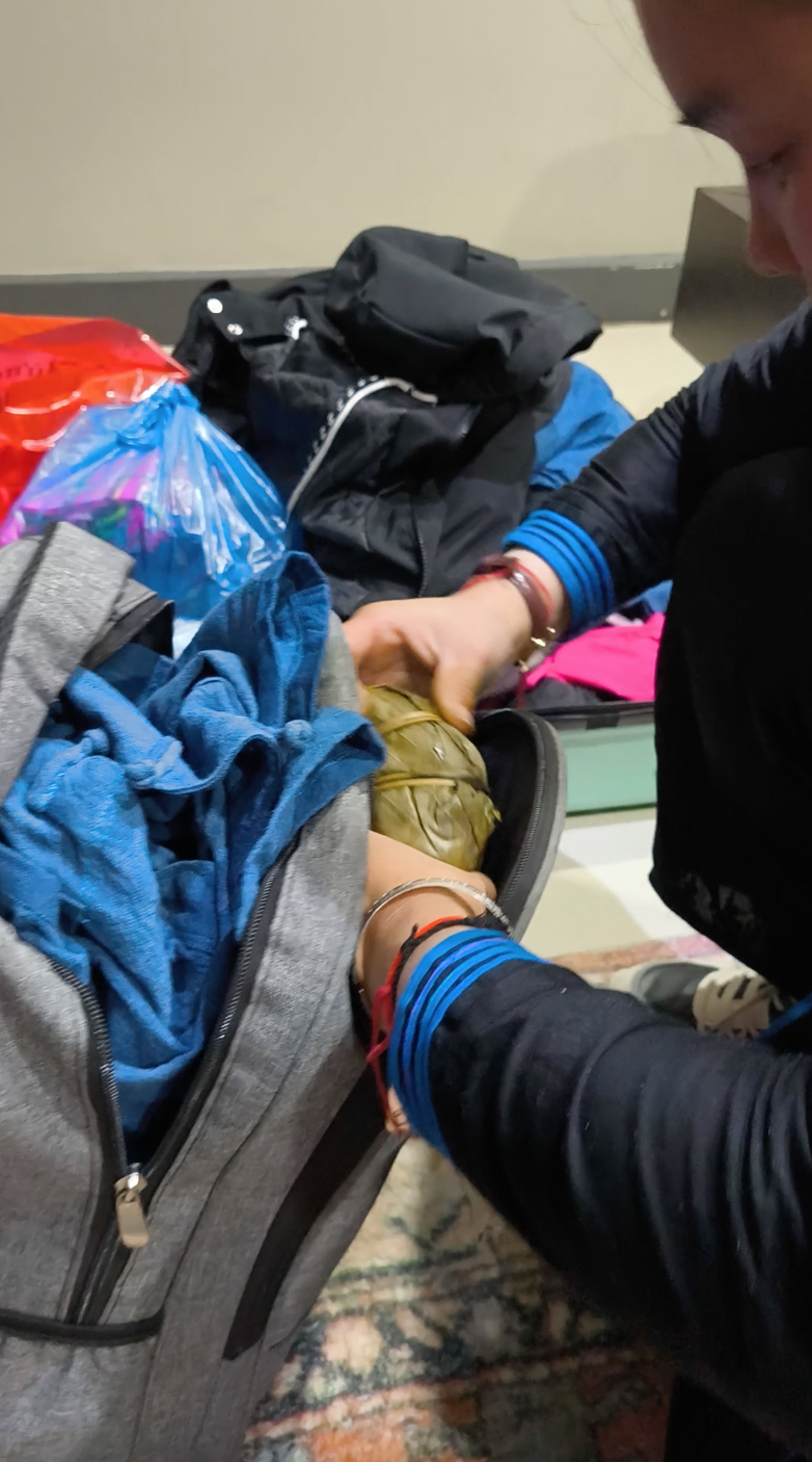 2 thứ được chị Th&ocirc;ng mang từ tận Bản Liền v&agrave;o TP.HCM, mất gần 1 ng&agrave;y di chuyển mới tới nơi- Ảnh 4.