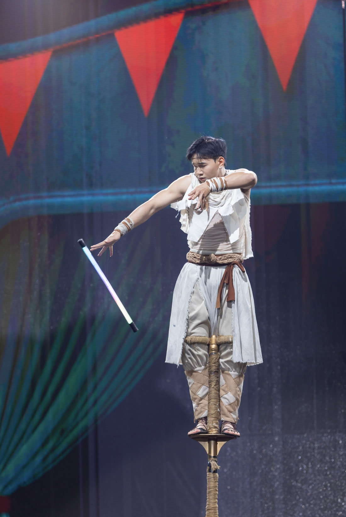 NSND Tự Long qu&ecirc;n h&igrave;nh tượng, t&acirc;n binh hot nhất Vbiz "h&aacute; hốc" khi Đo&agrave;n xiếc Bầu Trời Xanh mang cả Hỏa Thần, Thủy Thần l&ecirc;n s&acirc;n khấu WeChoice Awards 2025- Ảnh 8.