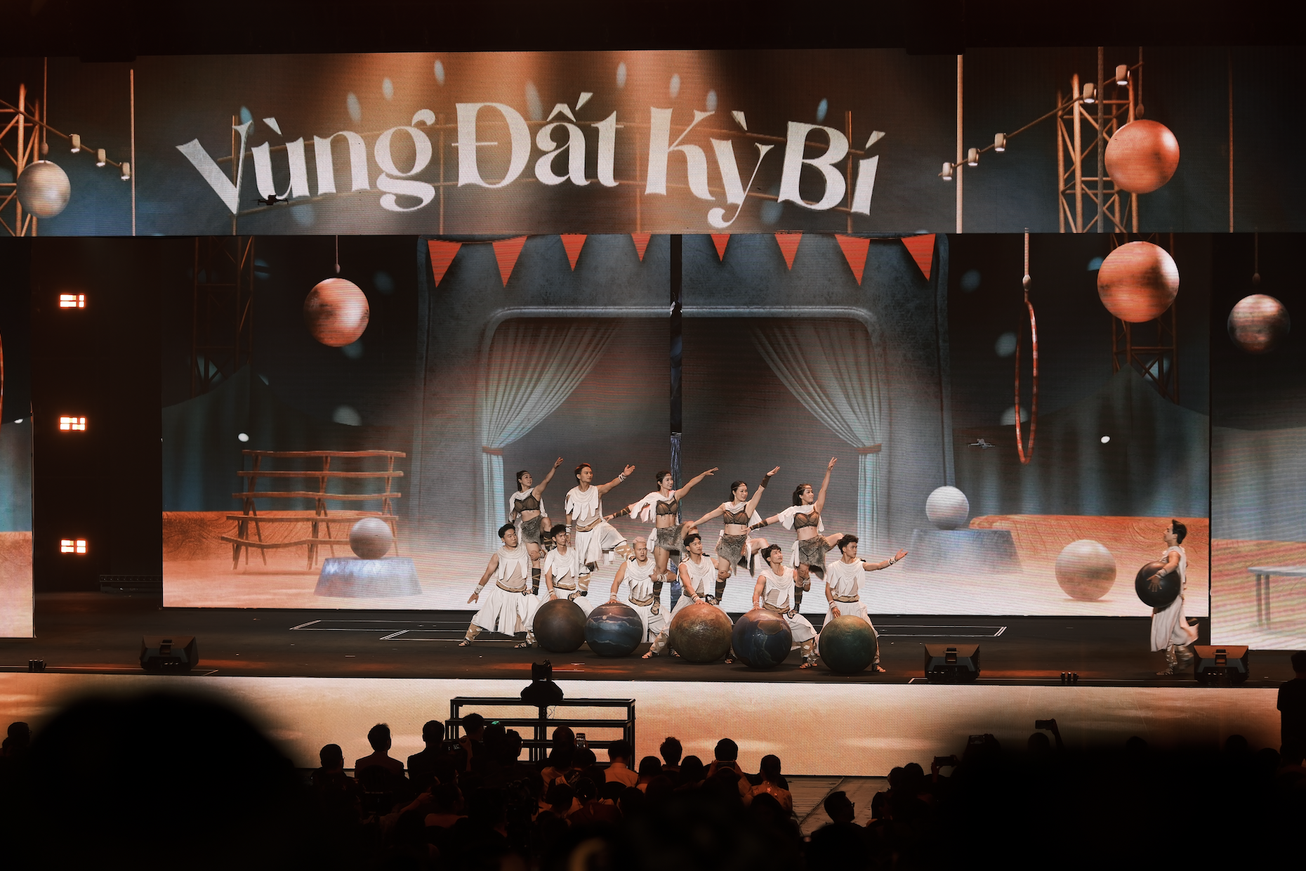 NSND Tự Long qu&ecirc;n h&igrave;nh tượng, t&acirc;n binh hot nhất Vbiz "h&aacute; hốc" khi Đo&agrave;n xiếc Bầu Trời Xanh mang cả Hỏa Thần, Thủy Thần l&ecirc;n s&acirc;n khấu WeChoice Awards 2025- Ảnh 2.