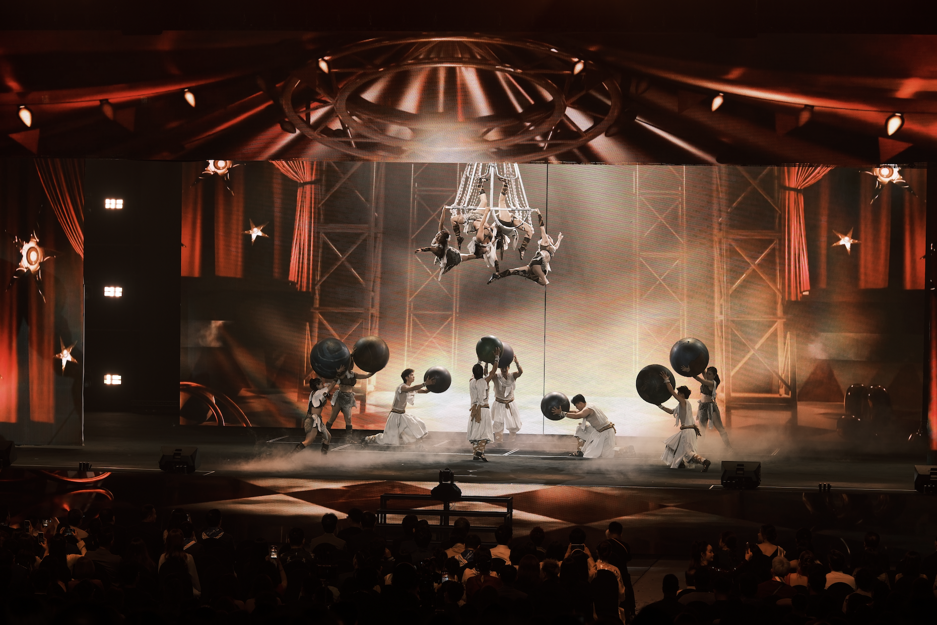 NSND Tự Long qu&ecirc;n h&igrave;nh tượng, t&acirc;n binh hot nhất Vbiz "h&aacute; hốc" khi Đo&agrave;n xiếc Bầu Trời Xanh mang cả Hỏa Thần, Thủy Thần l&ecirc;n s&acirc;n khấu WeChoice Awards 2025- Ảnh 9.