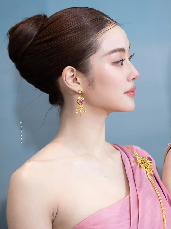 Tiểu thư Th&aacute;i Lan đẹp tựa nữ thần đang g&acirc;y b&atilde;o mạng: Visual đ&uacute;ng chất như hoa như ngọc- Ảnh 4.