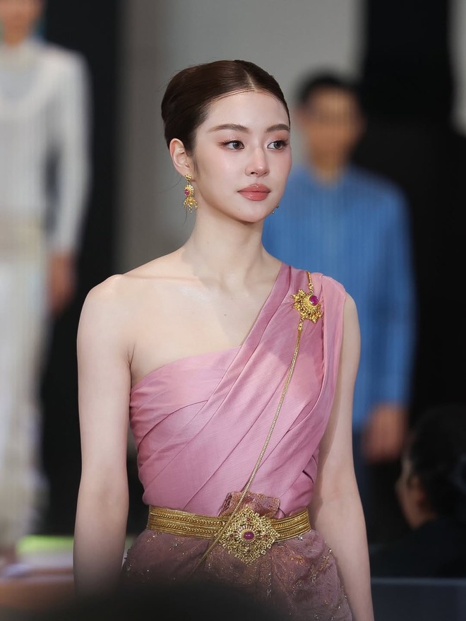 Tiểu thư Th&aacute;i Lan đẹp tựa nữ thần đang g&acirc;y b&atilde;o mạng: Visual đ&uacute;ng chất như hoa như ngọc- Ảnh 2.