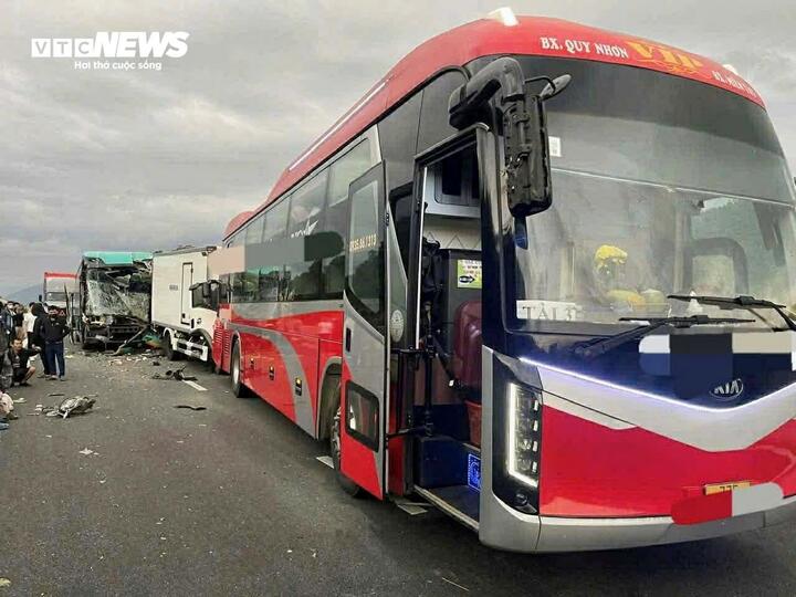 Bốn &ocirc; t&ocirc; t&ocirc;ng li&ecirc;n ho&agrave;n tr&ecirc;n cao tốc V&acirc;n Phong - Nha Trang- Ảnh 2.