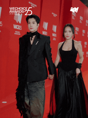 Anh T&uacute; v&agrave; Diệu Nhi kh&ocirc;ng rời nửa bước tại thảm đỏ WeChoice Awadrs, gấp đ&ocirc;i visual ho&aacute; ra l&agrave; thế n&agrave;y!- Ảnh 2.