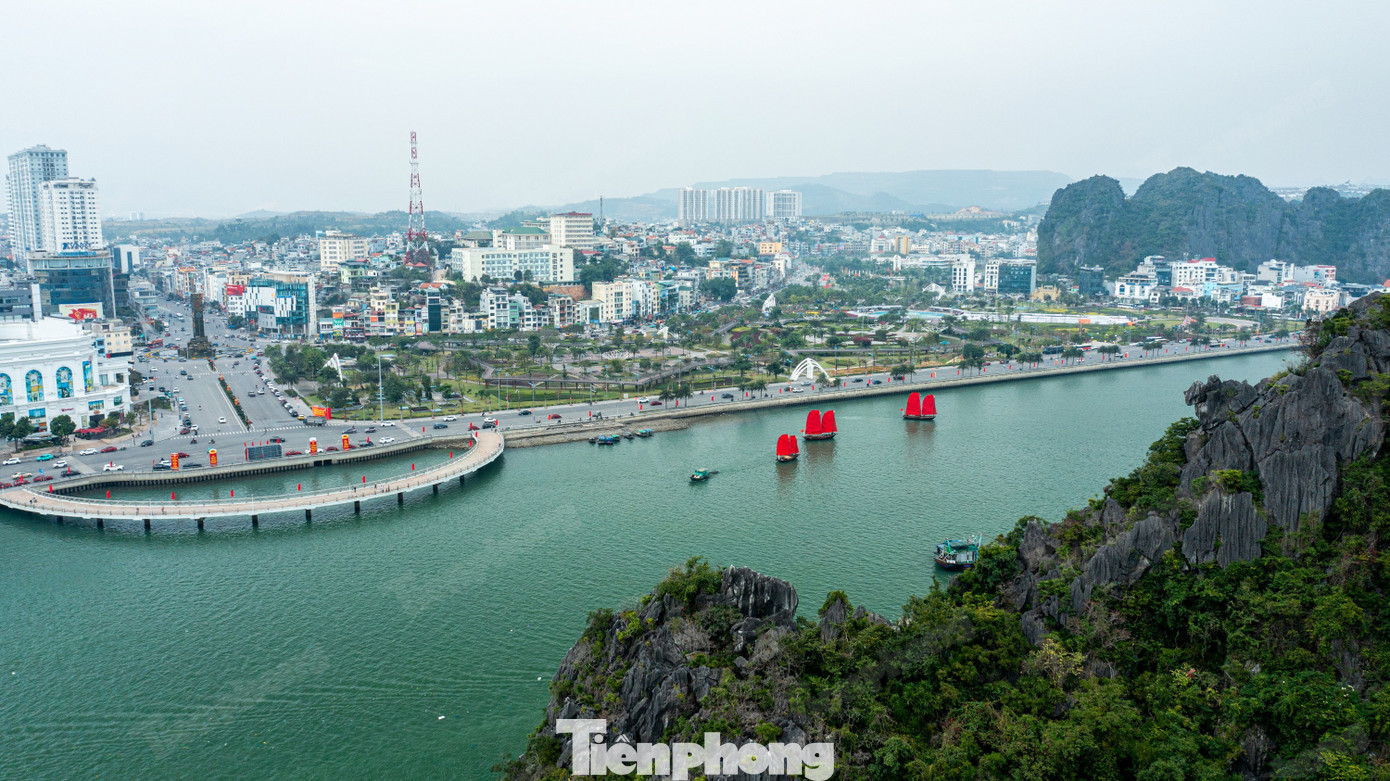 Xuất hiện thuyền ba v&aacute;ch độc đ&aacute;o tr&ecirc;n vịnh Hạ Long- Ảnh 1.
