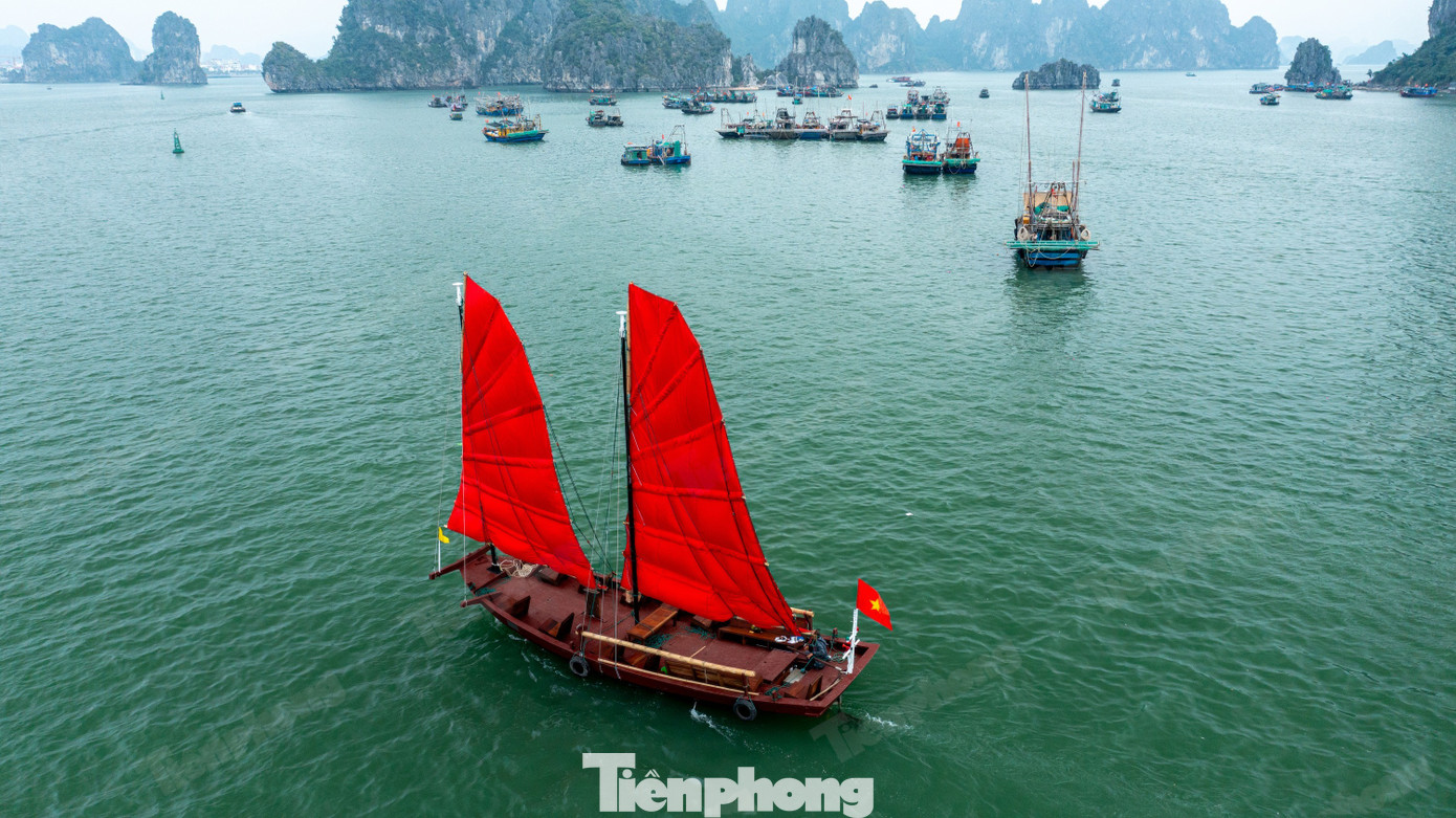 Xuất hiện thuyền ba v&aacute;ch độc đ&aacute;o tr&ecirc;n vịnh Hạ Long- Ảnh 3.