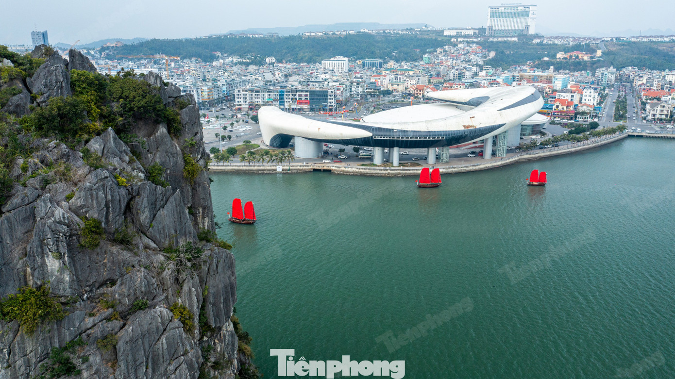 Xuất hiện thuyền ba v&aacute;ch độc đ&aacute;o tr&ecirc;n vịnh Hạ Long- Ảnh 5.