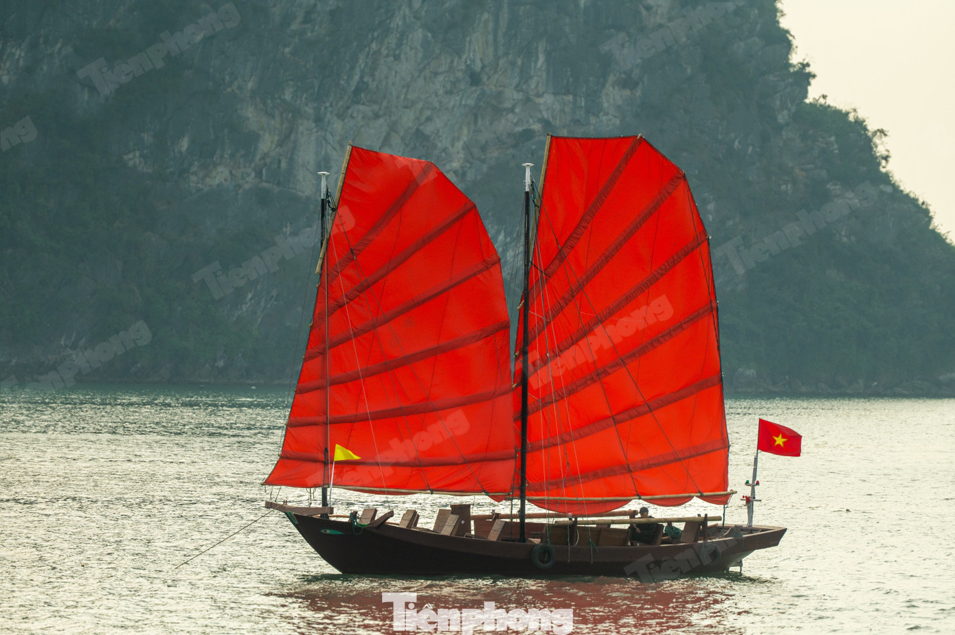 Xuất hiện thuyền ba v&aacute;ch độc đ&aacute;o tr&ecirc;n vịnh Hạ Long- Ảnh 7.