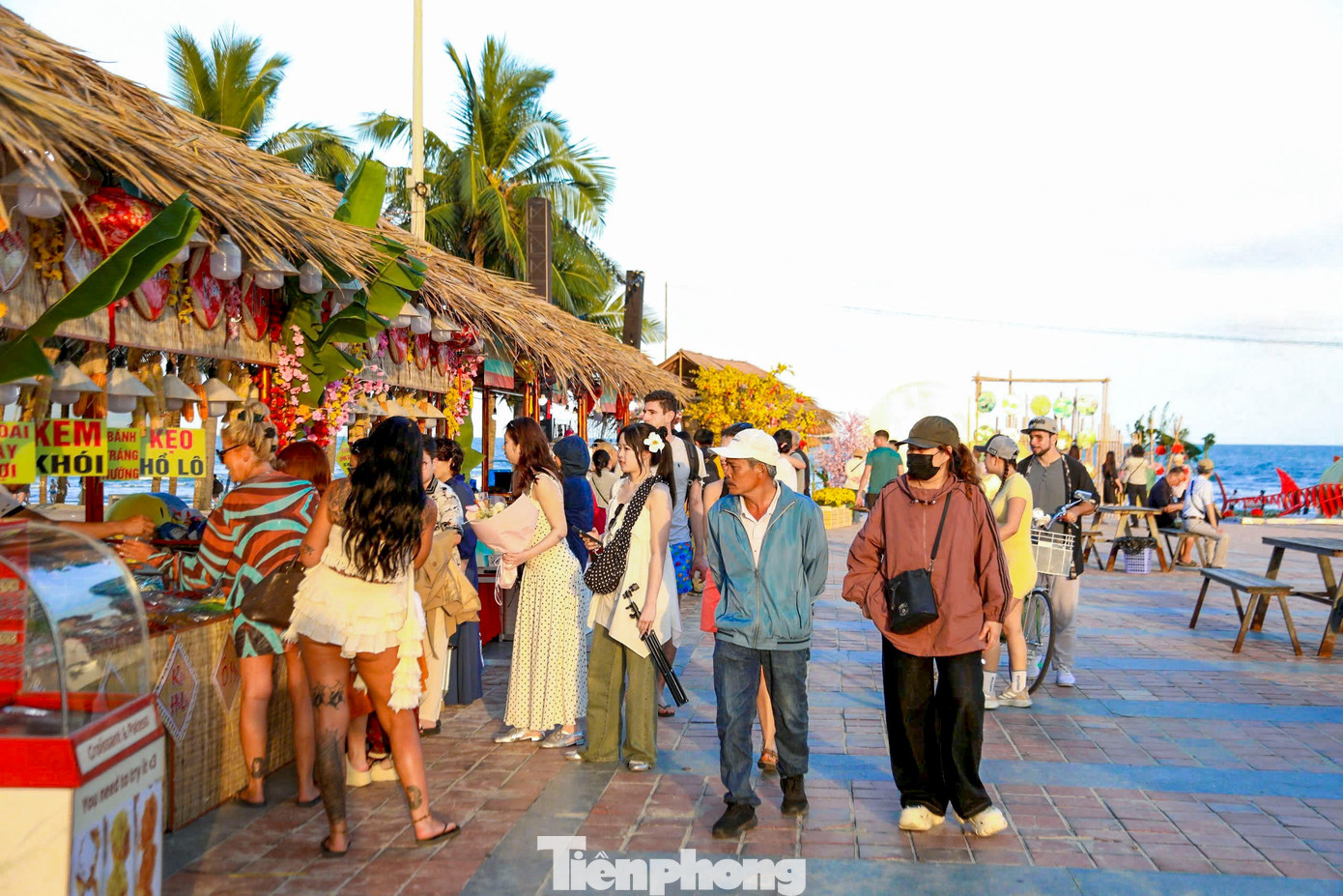Kh&aacute;ch T&acirc;y g&oacute;i b&aacute;nh chưng, nhảy sạp, đập ni&ecirc;u ở bờ biển Đ&agrave; Nẵng- Ảnh 1.