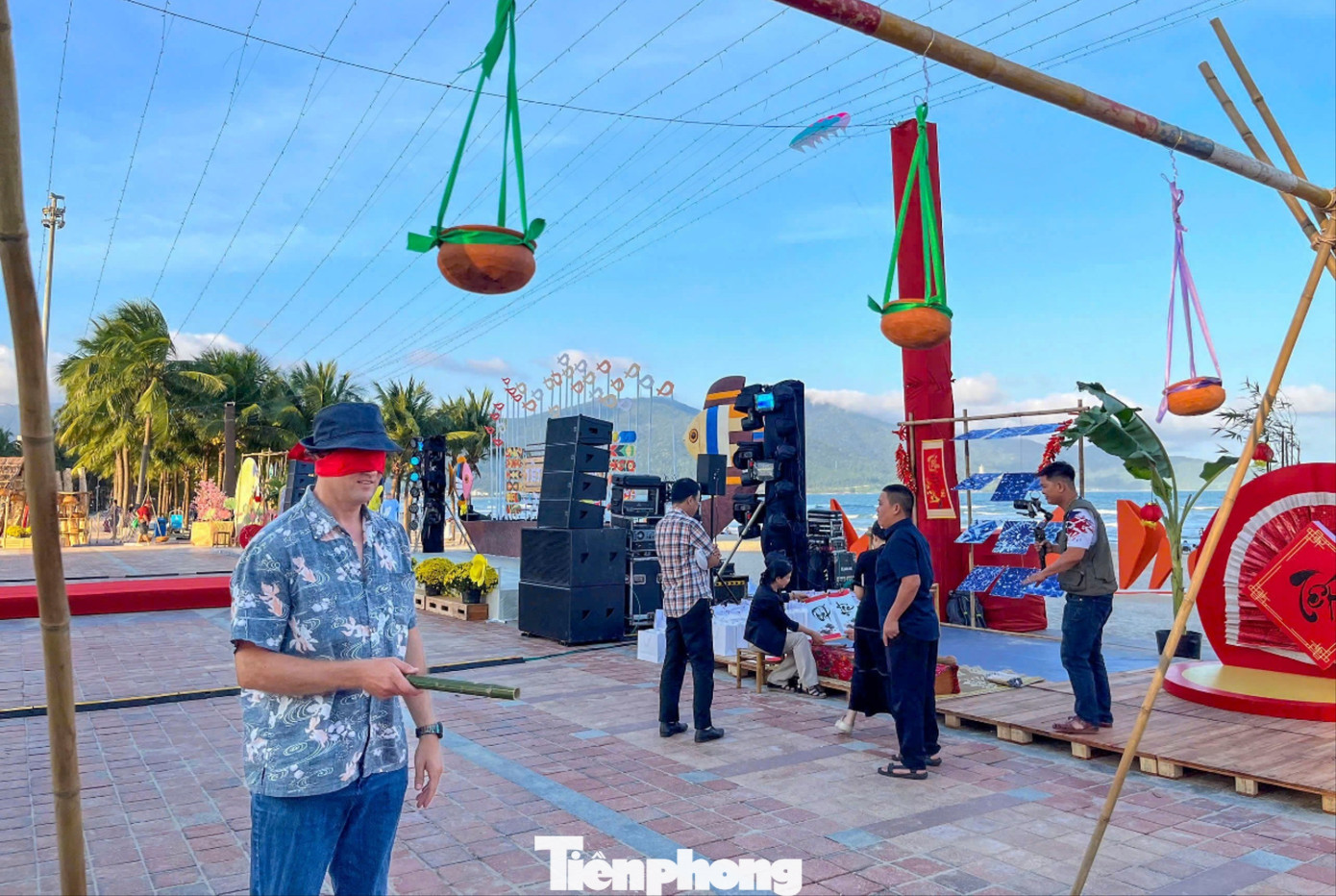 Kh&aacute;ch T&acirc;y g&oacute;i b&aacute;nh chưng, nhảy sạp, đập ni&ecirc;u ở bờ biển Đ&agrave; Nẵng- Ảnh 2.