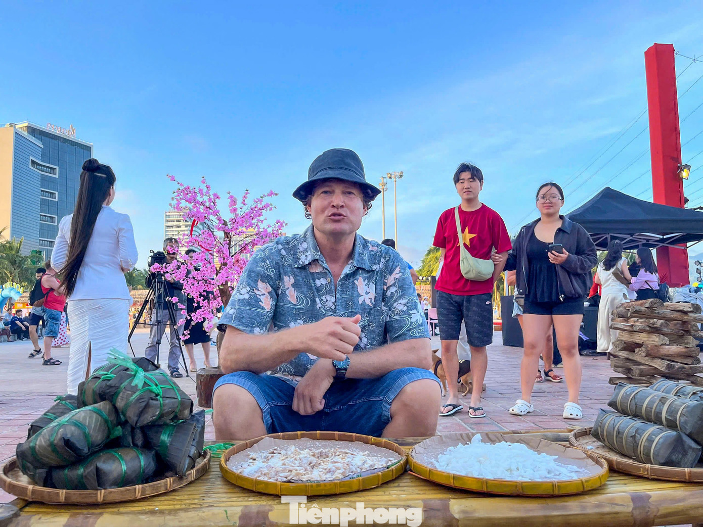 Kh&aacute;ch T&acirc;y g&oacute;i b&aacute;nh chưng, nhảy sạp, đập ni&ecirc;u ở bờ biển Đ&agrave; Nẵng- Ảnh 4.