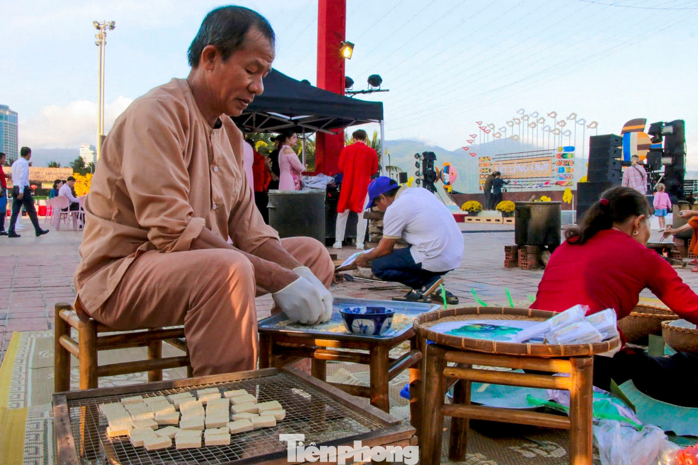 Kh&aacute;ch T&acirc;y g&oacute;i b&aacute;nh chưng, nhảy sạp, đập ni&ecirc;u ở bờ biển Đ&agrave; Nẵng- Ảnh 8.