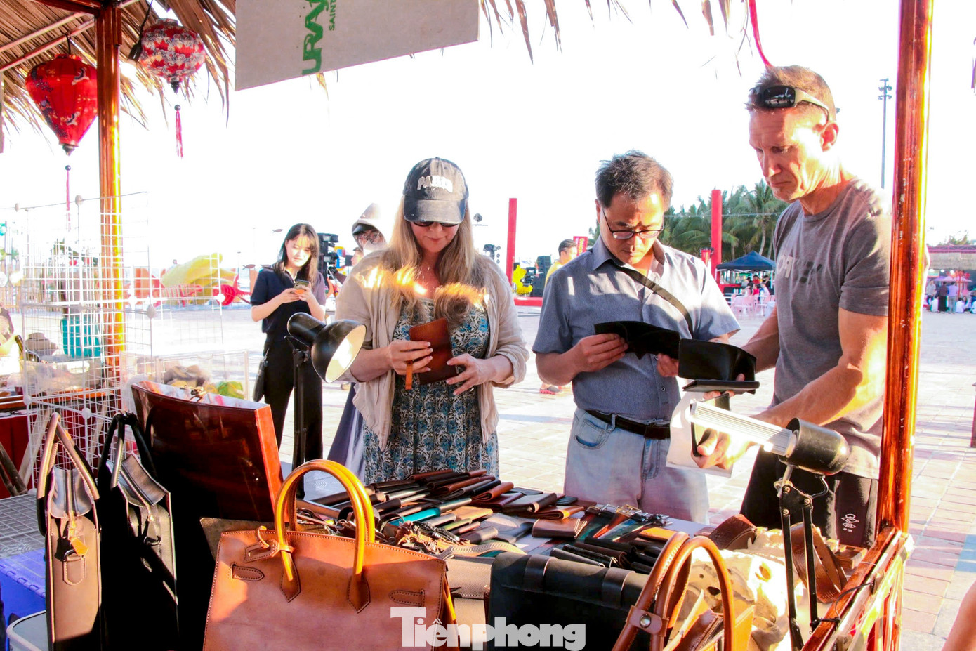 Kh&aacute;ch T&acirc;y g&oacute;i b&aacute;nh chưng, nhảy sạp, đập ni&ecirc;u ở bờ biển Đ&agrave; Nẵng- Ảnh 7.