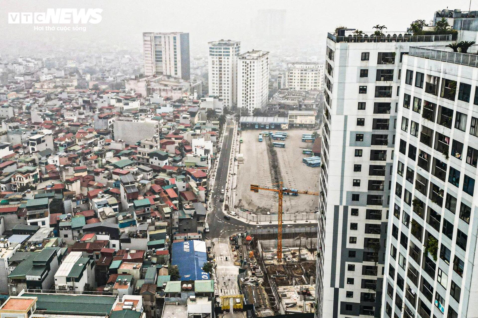 To&agrave;n cảnh tuyến đường hơn 83 tỷ vừa th&ocirc;ng xe kỹ thuật, l&aacute;ch giữa 2 t&ograve;a chung cư- Ảnh 9.