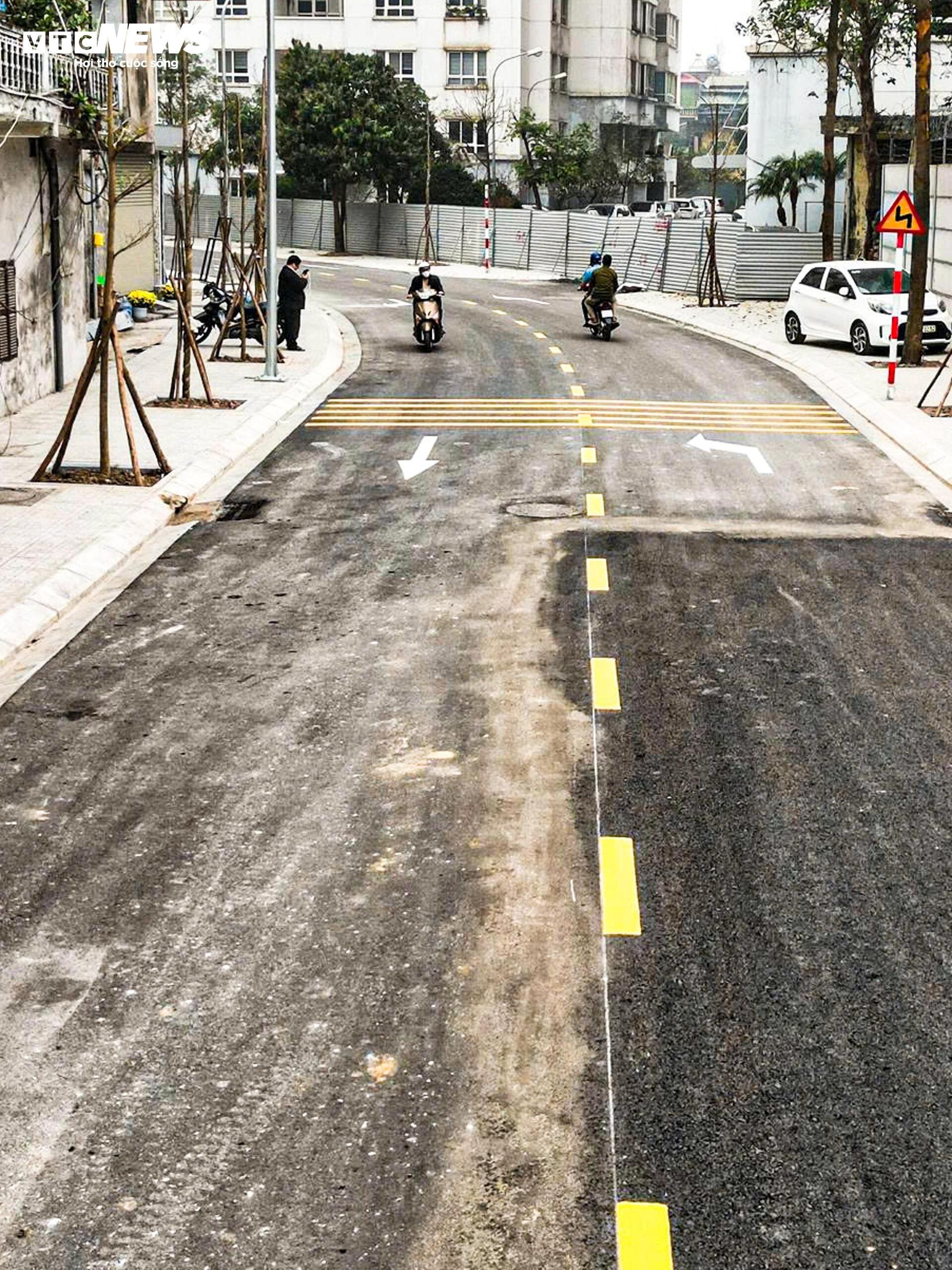 To&agrave;n cảnh tuyến đường hơn 83 tỷ vừa th&ocirc;ng xe kỹ thuật, l&aacute;ch giữa 2 t&ograve;a chung cư- Ảnh 8.