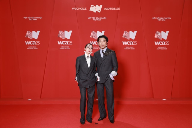 Hạnh phúc "bể màn hình" trên thảm đỏ HOT đầu năm 2026: Lộ diện cặp đôi có kiểu "lò vi sóng lạ nhất lịch sử"- Ảnh 2.