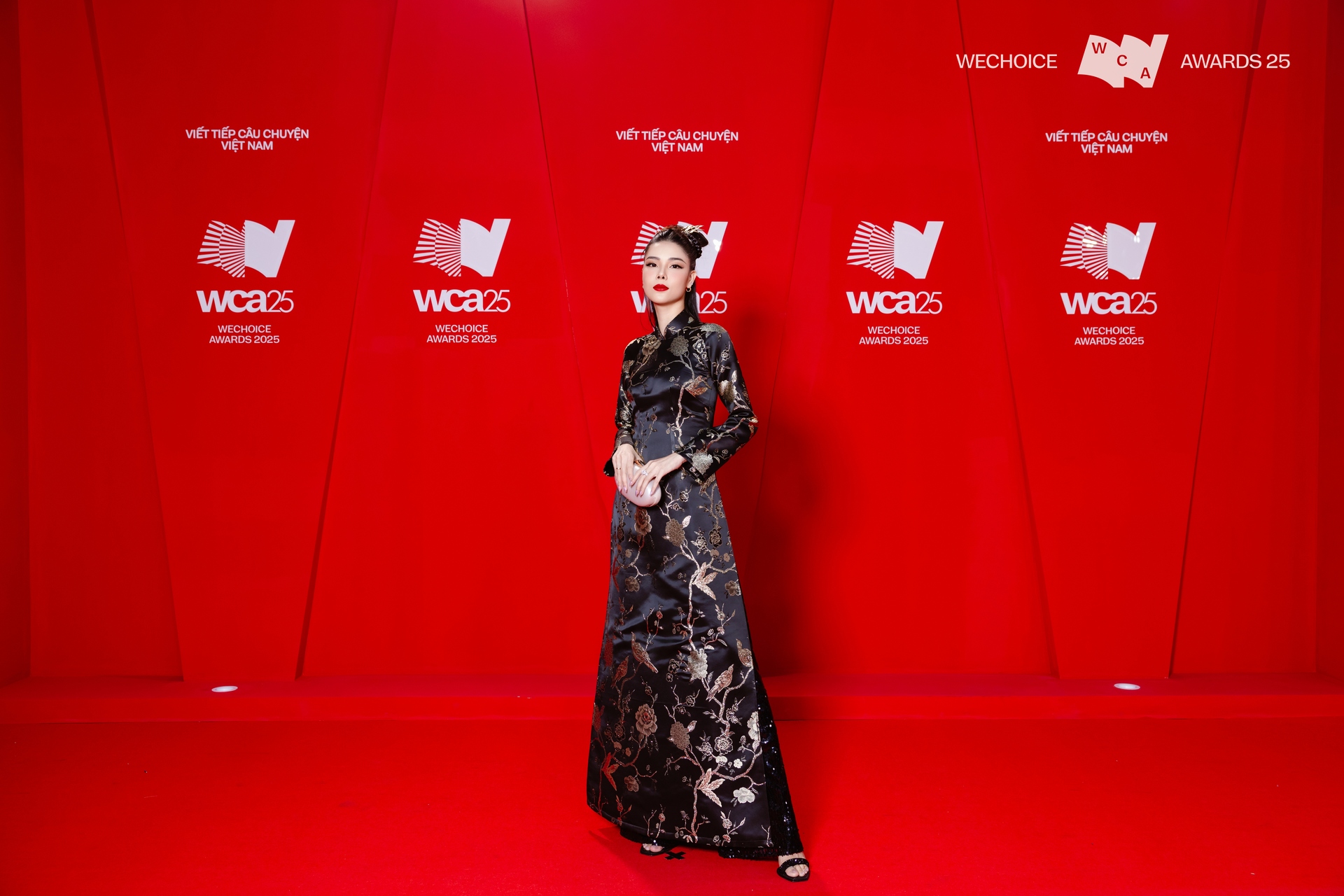 Kỳ H&acirc;n - vợ Mạc Hồng Qu&acirc;n khoe visual ph&aacute;t s&aacute;ng tr&ecirc;n thảm đỏ WeChoice Awards, mẹ 2 con v&oacute;c d&aacute;ng vẫn nuột n&agrave;- Ảnh 5.