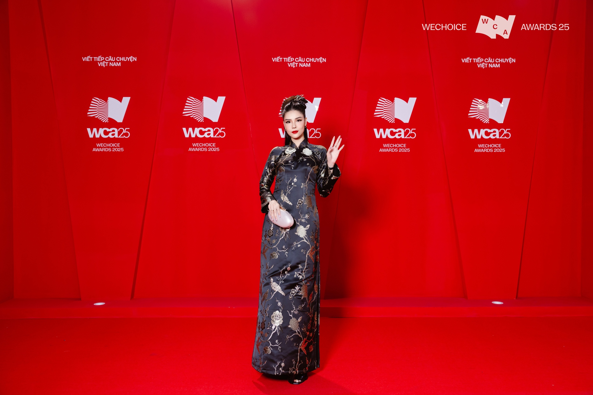 Kỳ H&acirc;n - vợ Mạc Hồng Qu&acirc;n khoe visual ph&aacute;t s&aacute;ng tr&ecirc;n thảm đỏ WeChoice Awards, mẹ 2 con v&oacute;c d&aacute;ng vẫn nuột n&agrave;- Ảnh 6.