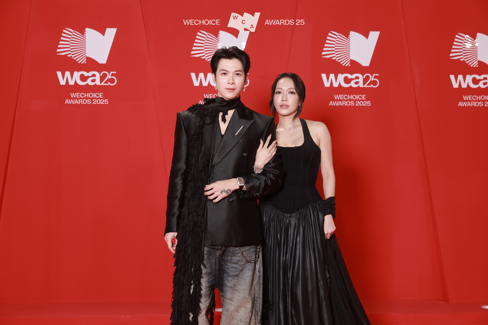 Anh T&uacute; v&agrave; Diệu Nhi kh&ocirc;ng rời nửa bước tại thảm đỏ WeChoice Awadrs, gấp đ&ocirc;i visual ho&aacute; ra l&agrave; thế n&agrave;y!- Ảnh 5.