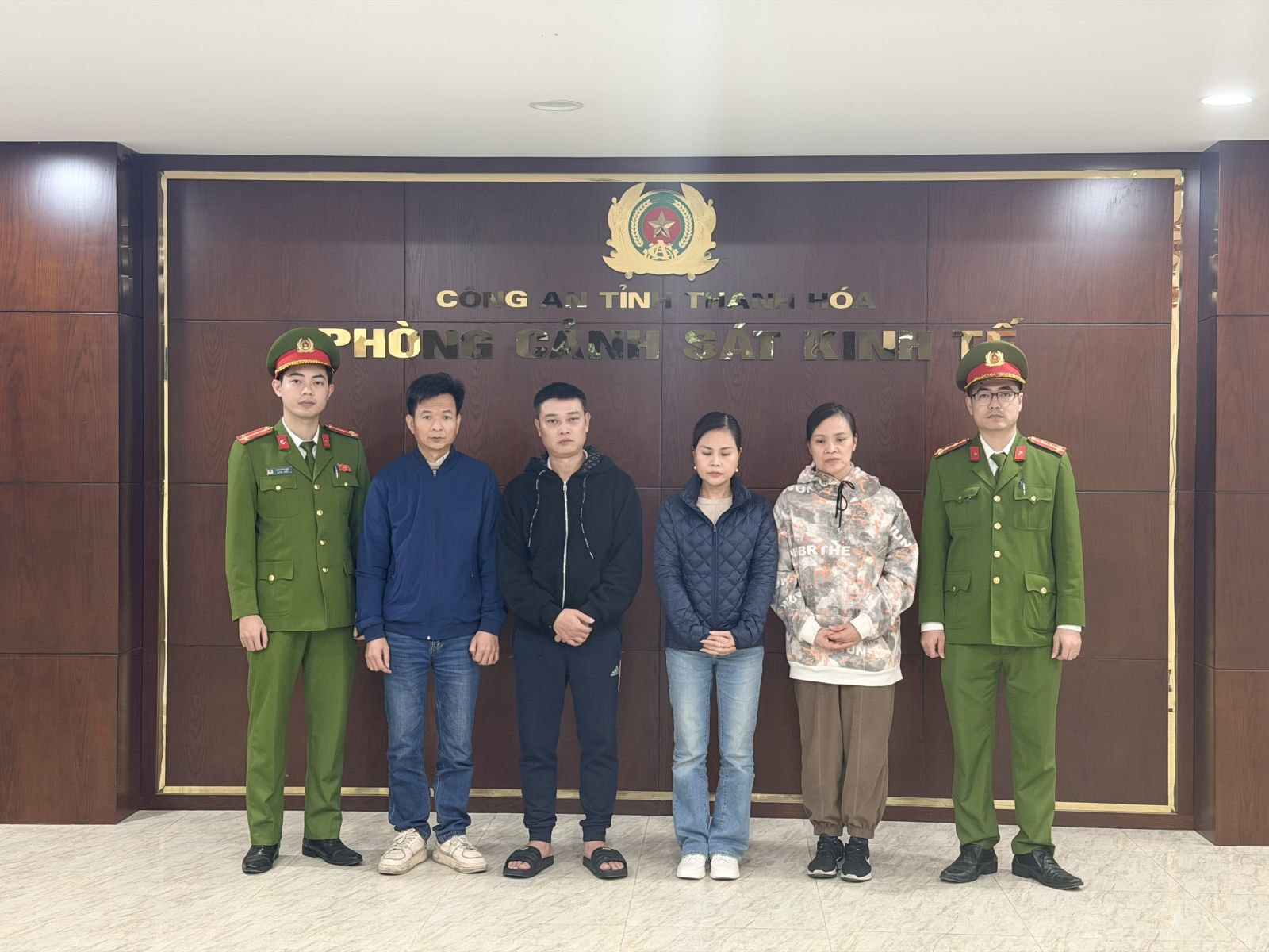 Kh&aacute;m x&eacute;t khẩn cấp 14 địa điểm ở 4 tỉnh th&agrave;nh trong chuy&ecirc;n &aacute;n đặc biệt lớn, bắt 3 '&ocirc;ng tr&ugrave;m' v&agrave; 23 người- Ảnh 2.