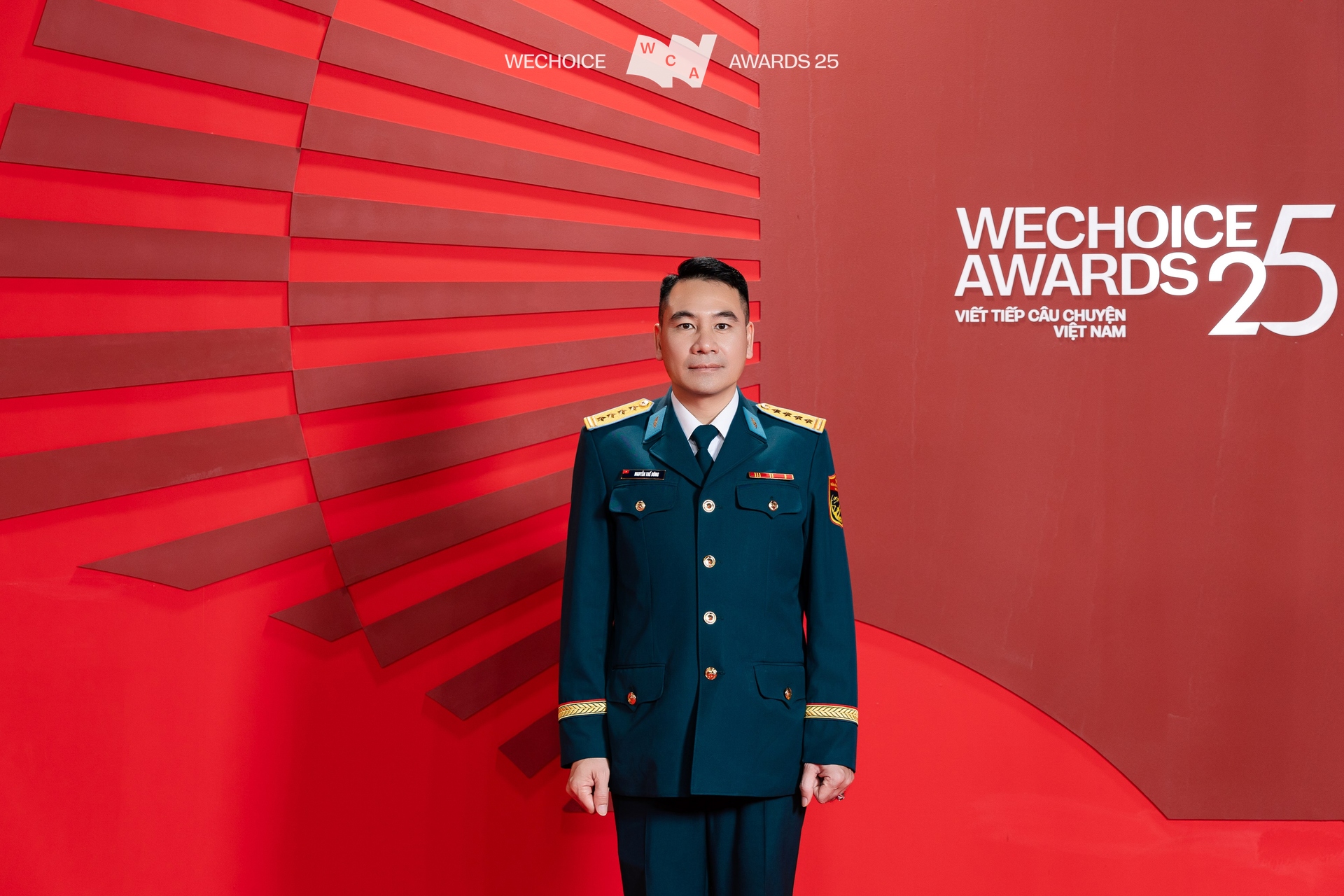 Đại t&aacute;, phi c&ocirc;ng cấp 1 Nguyễn Thế Dũng đứng cạnh Đại u&yacute; Đ&agrave;o Văn B&igrave;nh: Ph&iacute;a sau bức ảnh g&acirc;y b&atilde;o mạng- Ảnh 2.