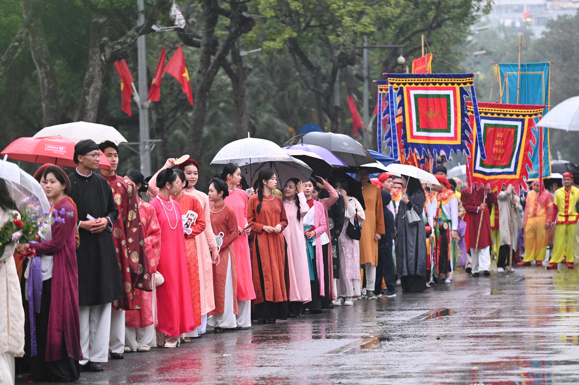 Giữa mưa r&eacute;t 15 độ, B&aacute;ch Hoa Bộ H&agrave;nh đ&atilde; tạo n&ecirc;n khung cảnh hiếm thấy giữa H&agrave; Nội- Ảnh 1.