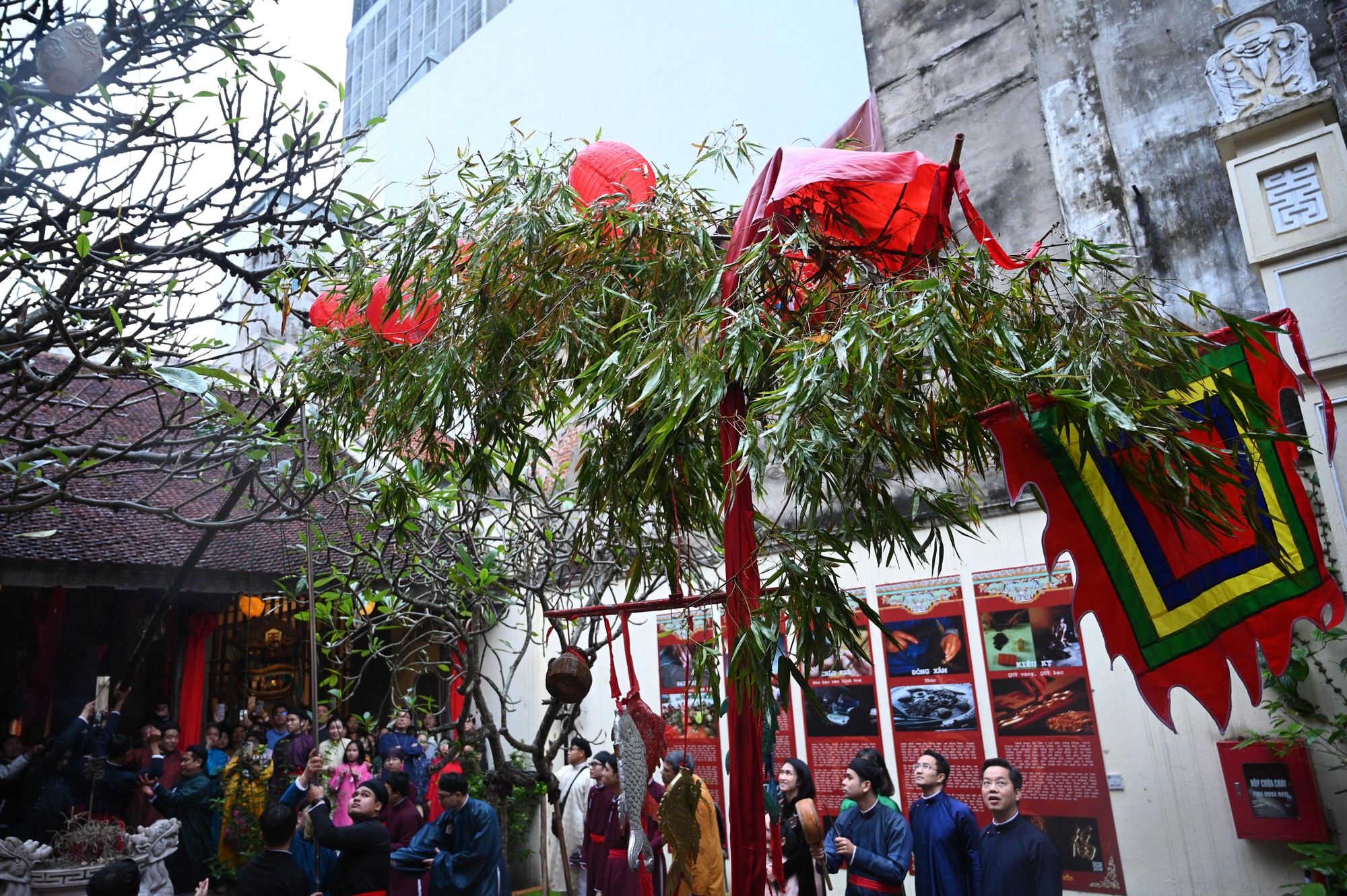 Giữa mưa r&eacute;t 15 độ, B&aacute;ch Hoa Bộ H&agrave;nh đ&atilde; tạo n&ecirc;n khung cảnh hiếm thấy giữa H&agrave; Nội- Ảnh 12.