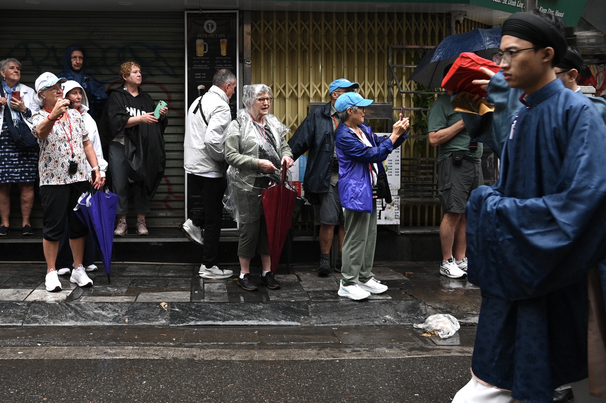 Giữa mưa r&eacute;t 15 độ, B&aacute;ch Hoa Bộ H&agrave;nh đ&atilde; tạo n&ecirc;n khung cảnh hiếm thấy giữa H&agrave; Nội- Ảnh 14.