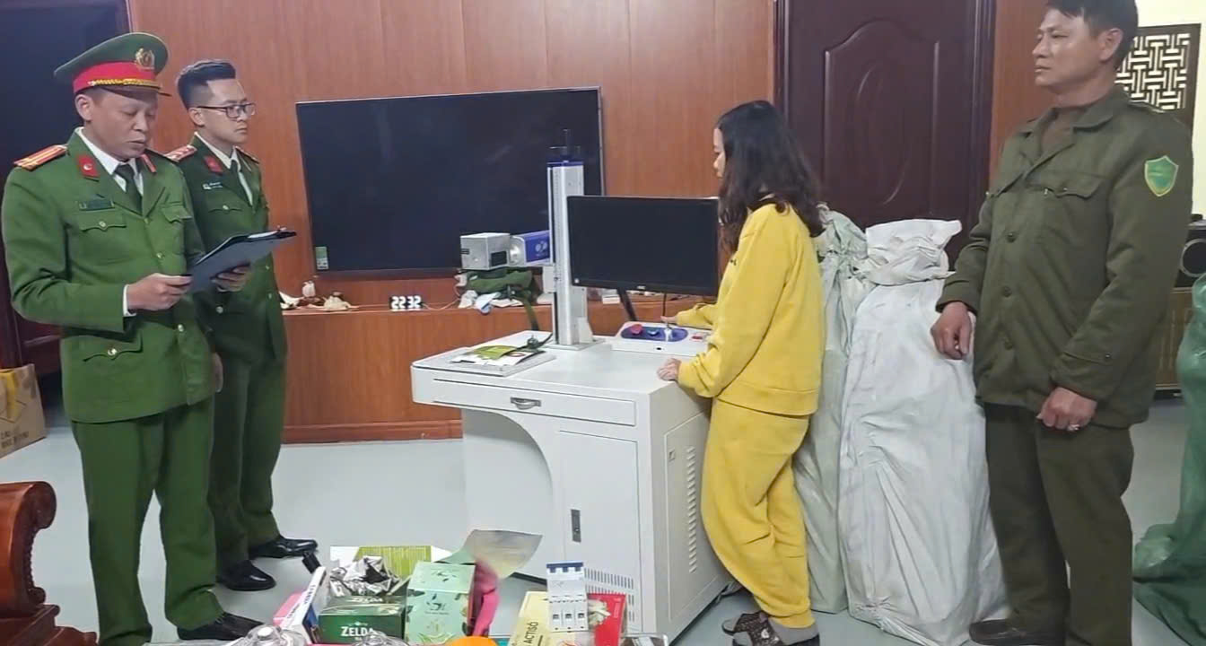 Thu 1,1 tấn vi&ecirc;n n&eacute;n, 2 triệu vỏ chai trong vụ &ldquo;đại c&ocirc;ng xưởng&rdquo; thuốc giả: Ph&aacute;t hiện thực phẩm giảm c&acirc;n chứa chất cấm g&acirc;y đột quỵ- Ảnh 1.