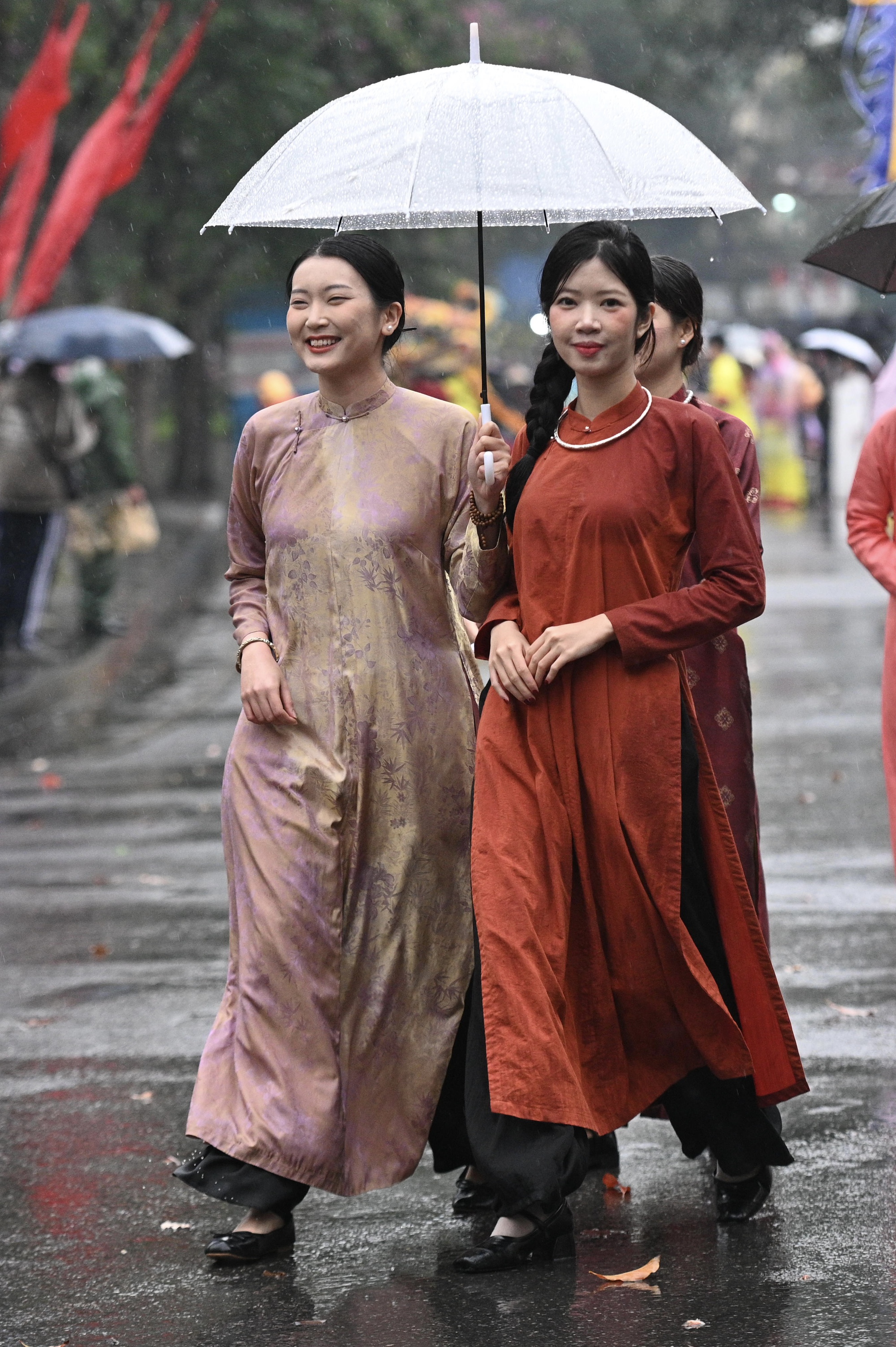 Giữa mưa r&eacute;t 15 độ, B&aacute;ch Hoa Bộ H&agrave;nh đ&atilde; tạo n&ecirc;n khung cảnh hiếm thấy giữa H&agrave; Nội- Ảnh 16.