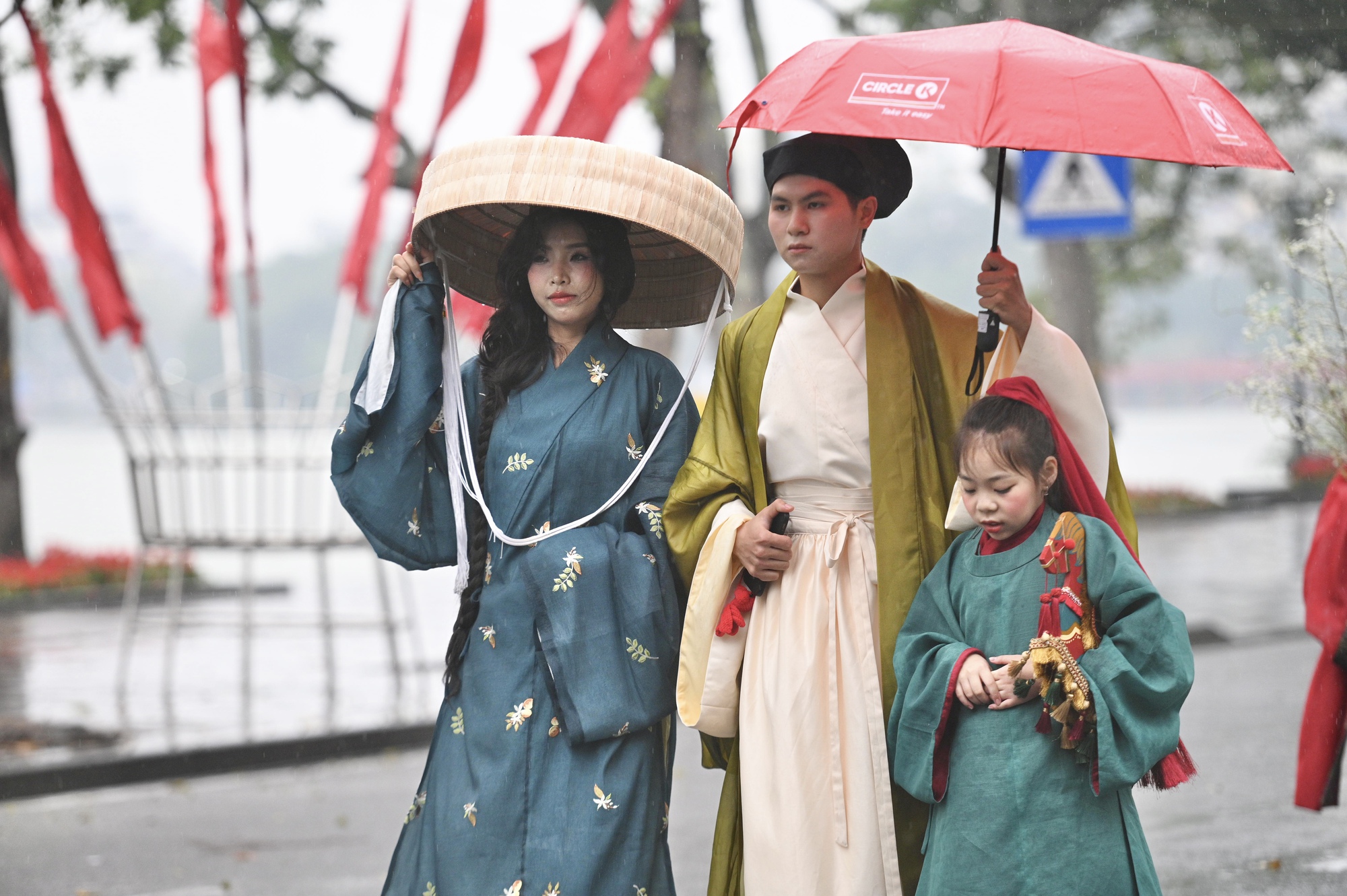 Giữa mưa r&eacute;t 15 độ, B&aacute;ch Hoa Bộ H&agrave;nh đ&atilde; tạo n&ecirc;n khung cảnh hiếm thấy giữa H&agrave; Nội- Ảnh 17.