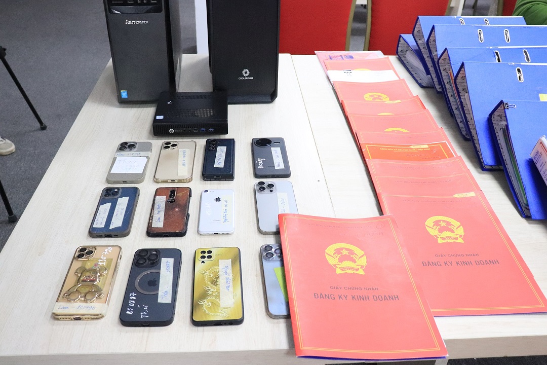 Một ng&acirc;n h&agrave;ng bị nh&oacute;m lừa đảo chiếm đoạt hơn 318 tỉ đồng: Hợp đồng giả, h&oacute;a đơn khống qua mặt t&iacute;n dụng- Ảnh 2.