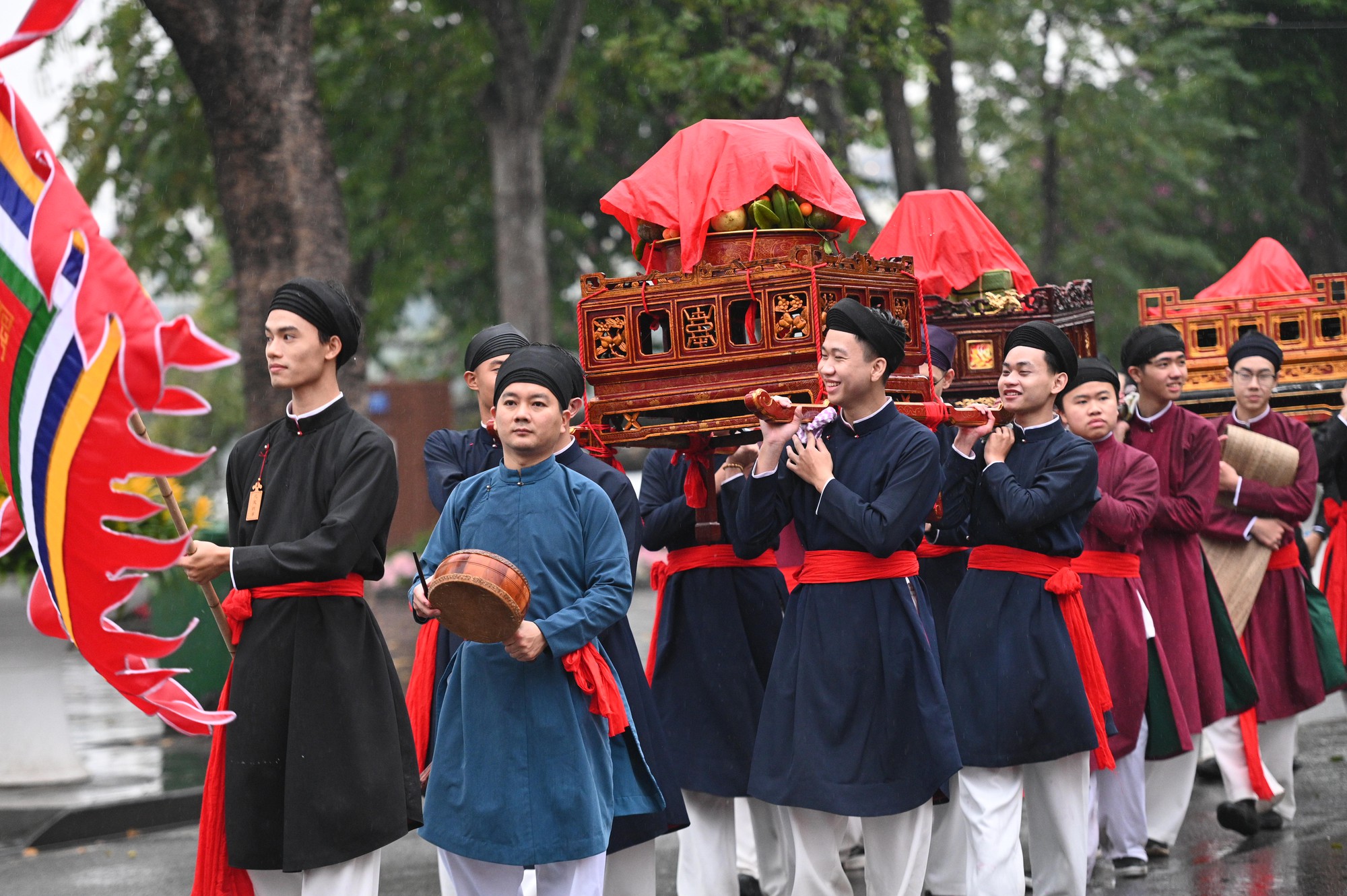 Giữa mưa r&eacute;t 15 độ, B&aacute;ch Hoa Bộ H&agrave;nh đ&atilde; tạo n&ecirc;n khung cảnh hiếm thấy giữa H&agrave; Nội- Ảnh 2.