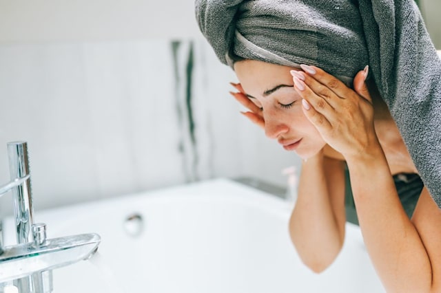 BS da liễu chia sẻ th&oacute;i quen hằng ng&agrave;y dễ l&agrave;m mụn nổi nhiều hơn v&agrave; c&aacute;ch để da sạch mụn, c&agrave;ng gần Tết chị em c&agrave;ng phải l&agrave;m- Ảnh 4.