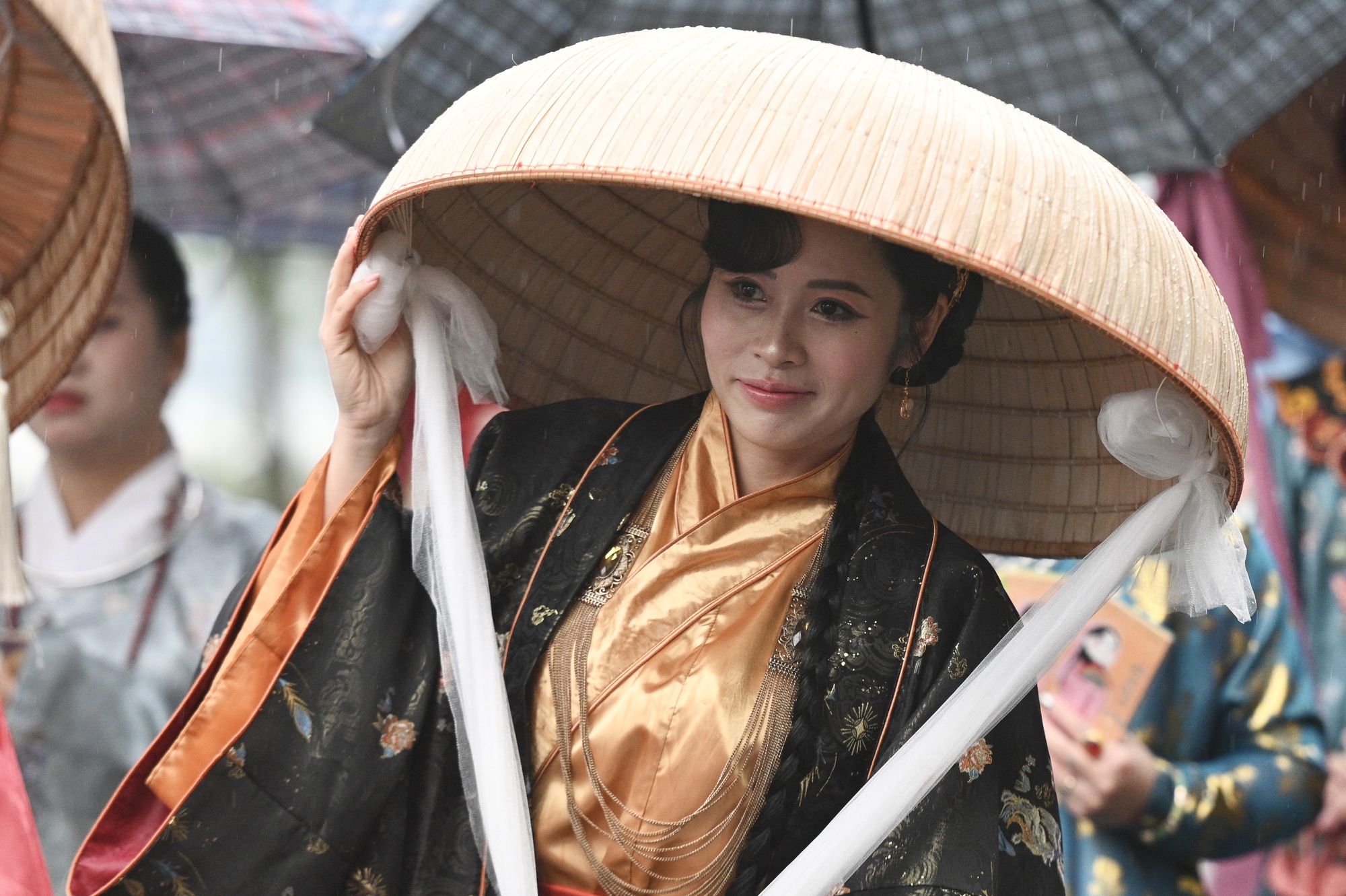 Giữa mưa r&eacute;t 15 độ, B&aacute;ch Hoa Bộ H&agrave;nh đ&atilde; tạo n&ecirc;n khung cảnh hiếm thấy giữa H&agrave; Nội- Ảnh 22.