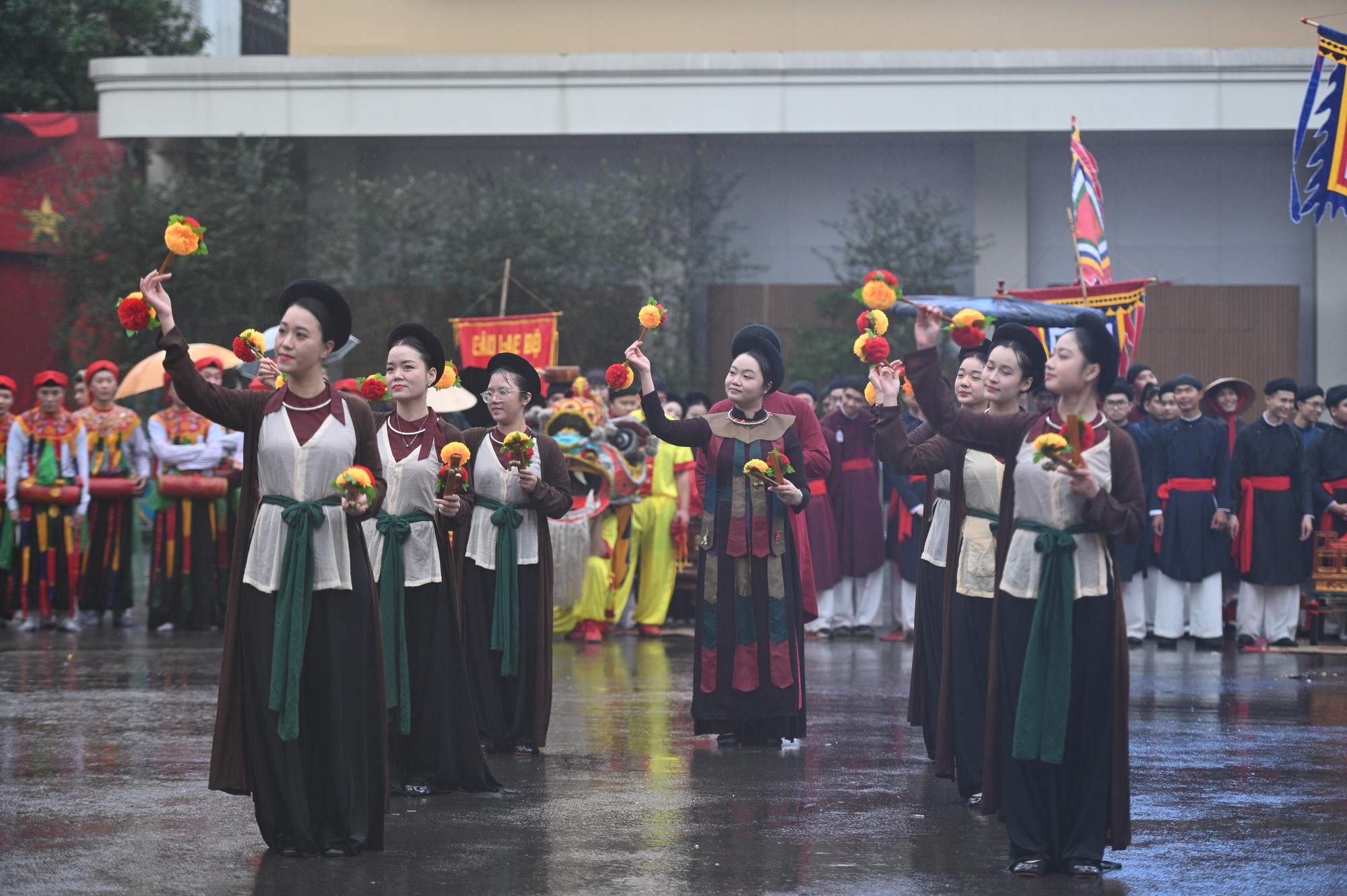 Giữa mưa r&eacute;t 15 độ, B&aacute;ch Hoa Bộ H&agrave;nh đ&atilde; tạo n&ecirc;n khung cảnh hiếm thấy giữa H&agrave; Nội- Ảnh 24.